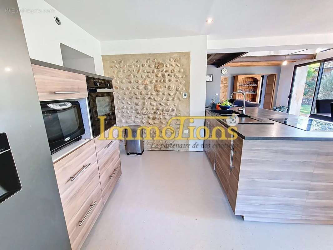 Maison à SAINT-HILAIRE-DU-ROSIER