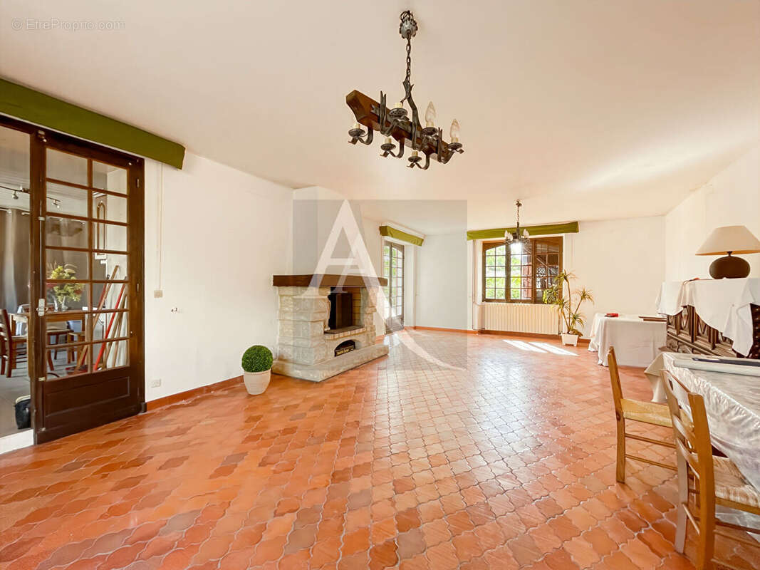 Maison à MONTAIGU-DE-QUERCY