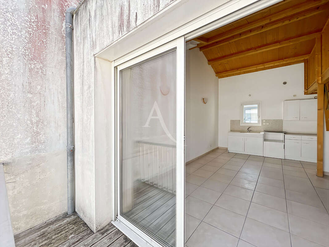 Ensemble immobilier avec local commercial en RDJ et T2 mezzanine à l'étage - photo 13