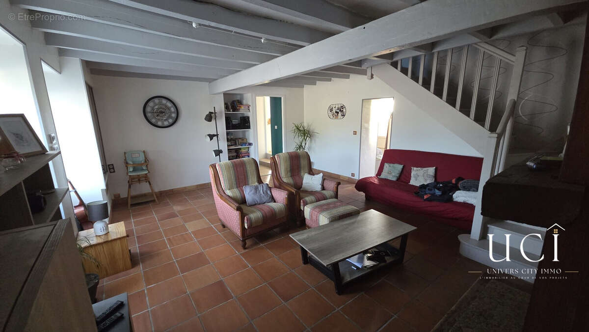 Maison 138 m² à Saint-Etienne-Du-Bois  - photo 3