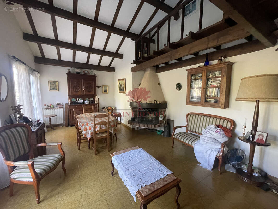 Villa de type t6 avec une piscine sur une parcelle de 5770m2 - photo 7