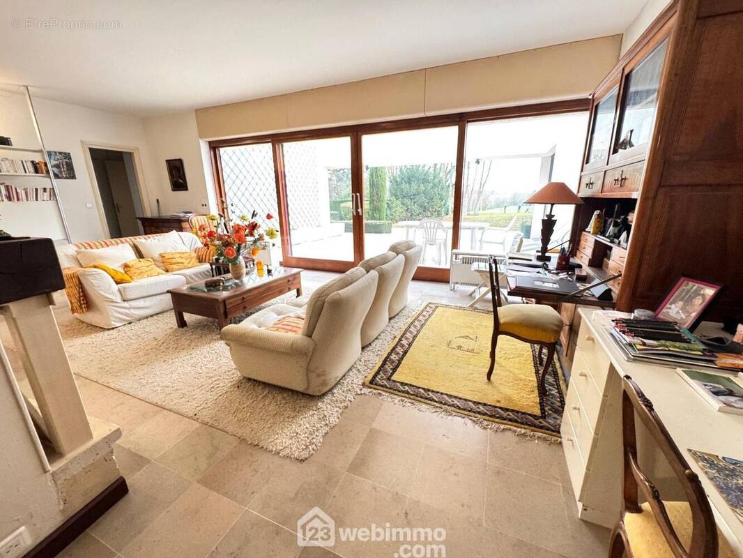 Donnant sur une spacieuse pièce de vie... - Maison à LE COUDRAY-MONTCEAUX