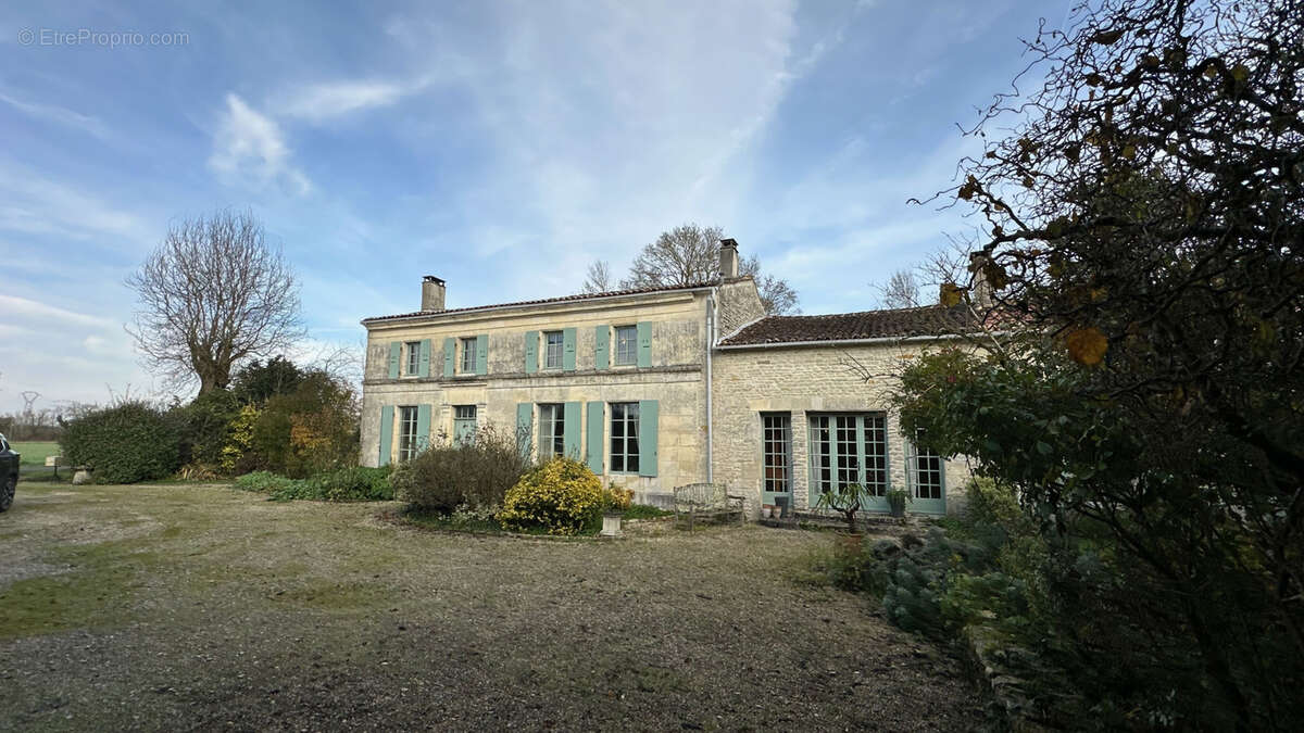 Maison à BLANZAC-LES-MATHA