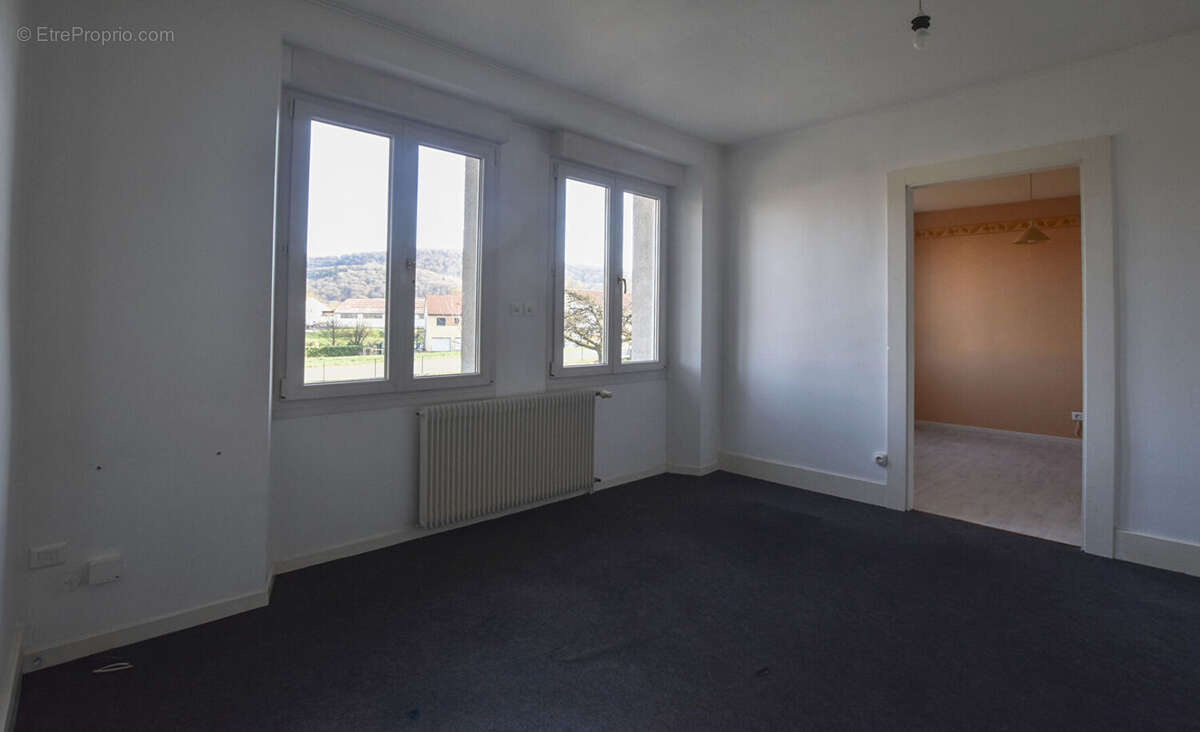 Devecey : Grande maison 248 m² sur 2016 m² de terrain avec dépendances - photo 9