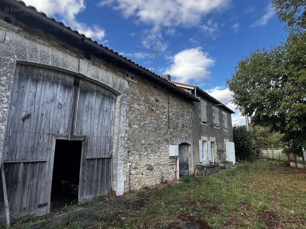 Maison 5 pièces 84 m² à vendre à Roumazieres-Loubert (16270) - photo 2