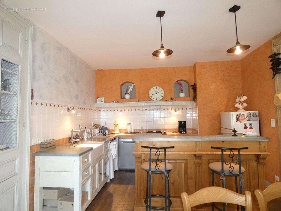 Maison et grange 265m² / 10 chs / 18 hects / dépendances / ETANG - photo 10