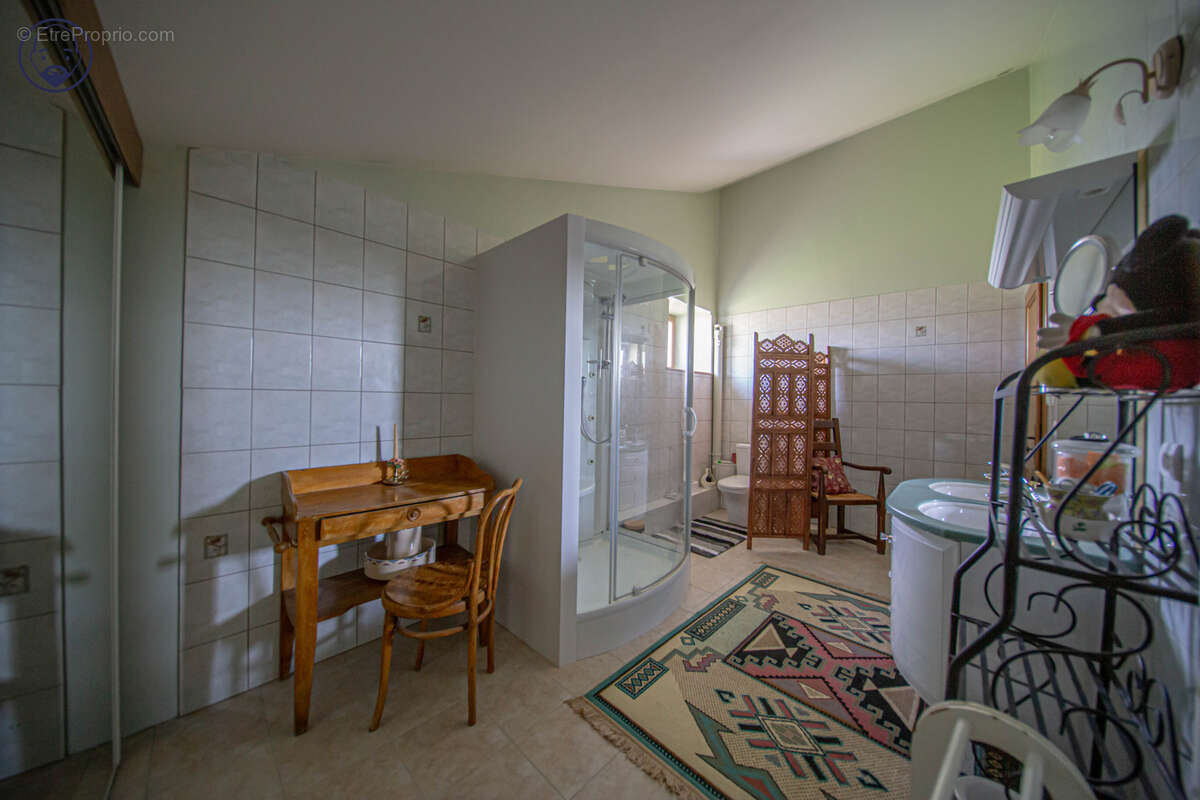 Maison avec jardin paysagé et terrasse - photo 13
