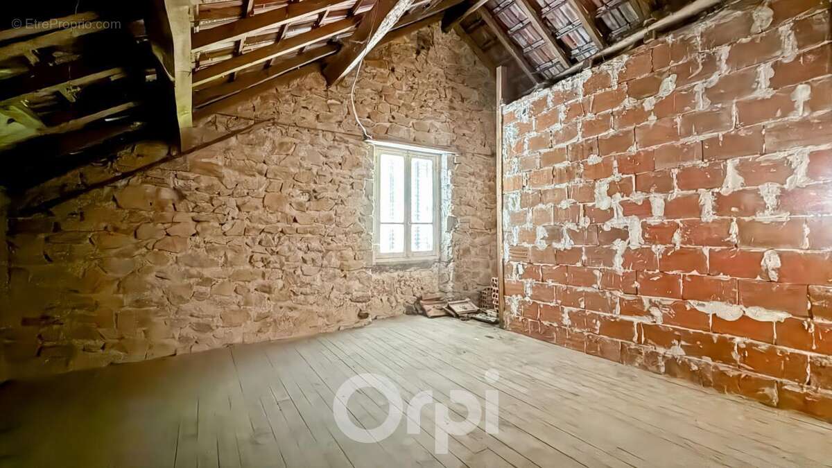 Maison à LA JONCHERE-SAINT-MAURICE