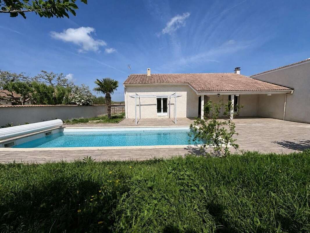 Maison à LAPEYROUSE-MORNAY
