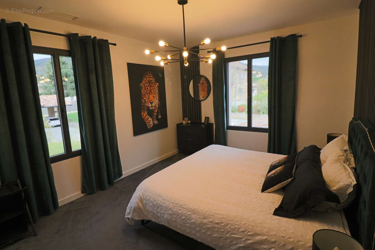 Maison à SAINT-LAURENT-DU-PAPE