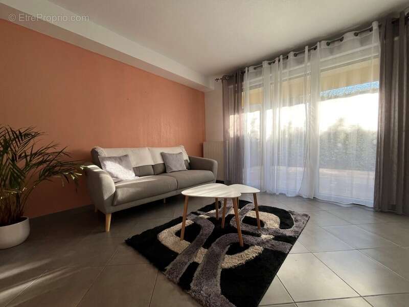 Maison à LA ROQUETTE-SUR-SIAGNE