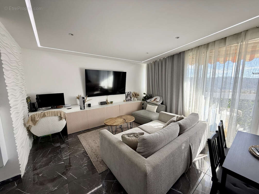 Appartement à CARROS