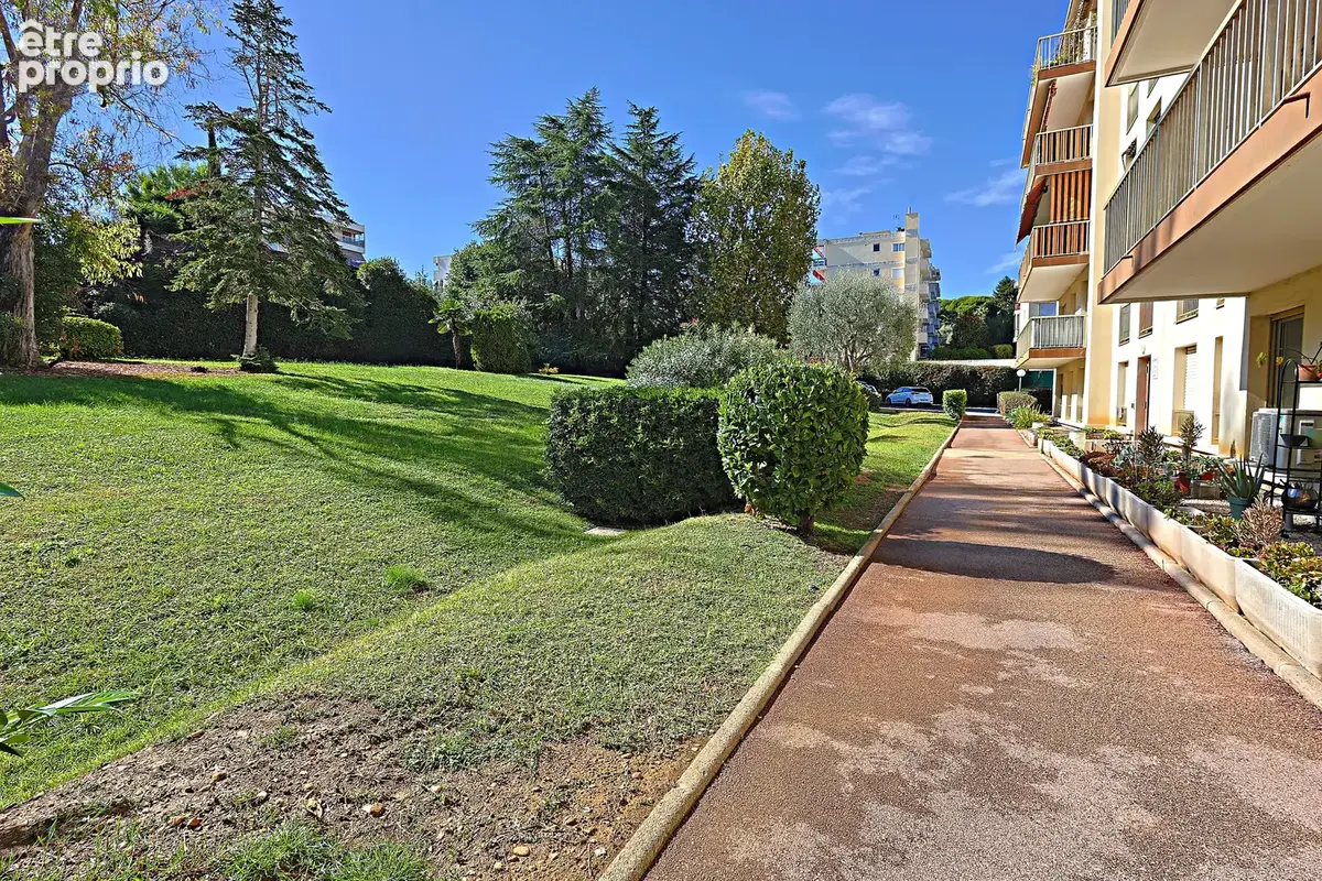 ANTIBES · Proche centre-ville · Appartement 3 pièces · 78,57 m² · Terrasse, cave, ascenseur - photo 15