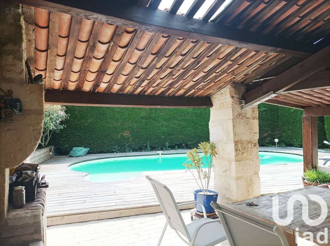 Maison 252 m² à Corme-Royal  - photo 2