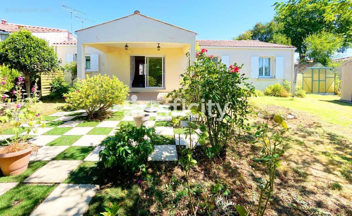 Maison à SAINT-LAURENT-DE-LA-PREE