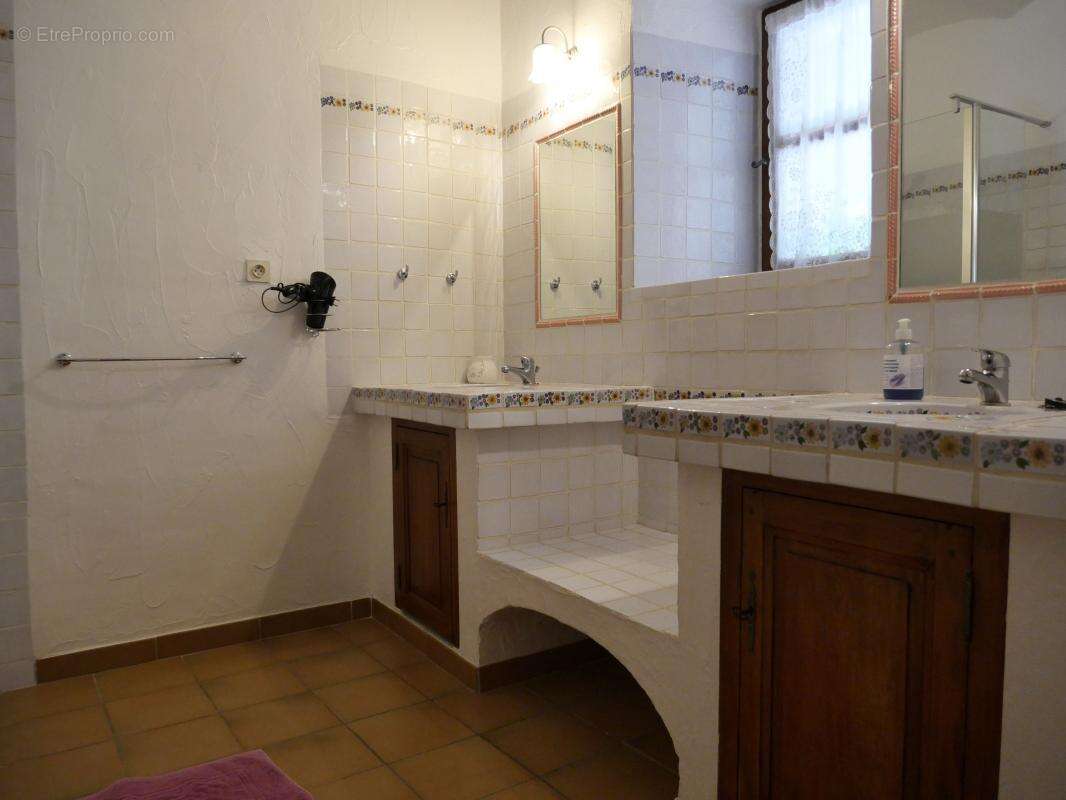 Maison à SAINT-JEAN-DE-MARUEJOLS-ET-AVEJAN