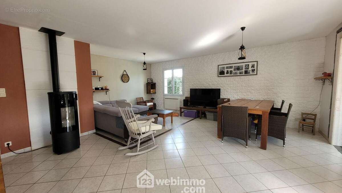 Côté salon - Maison à LA JONCHERE