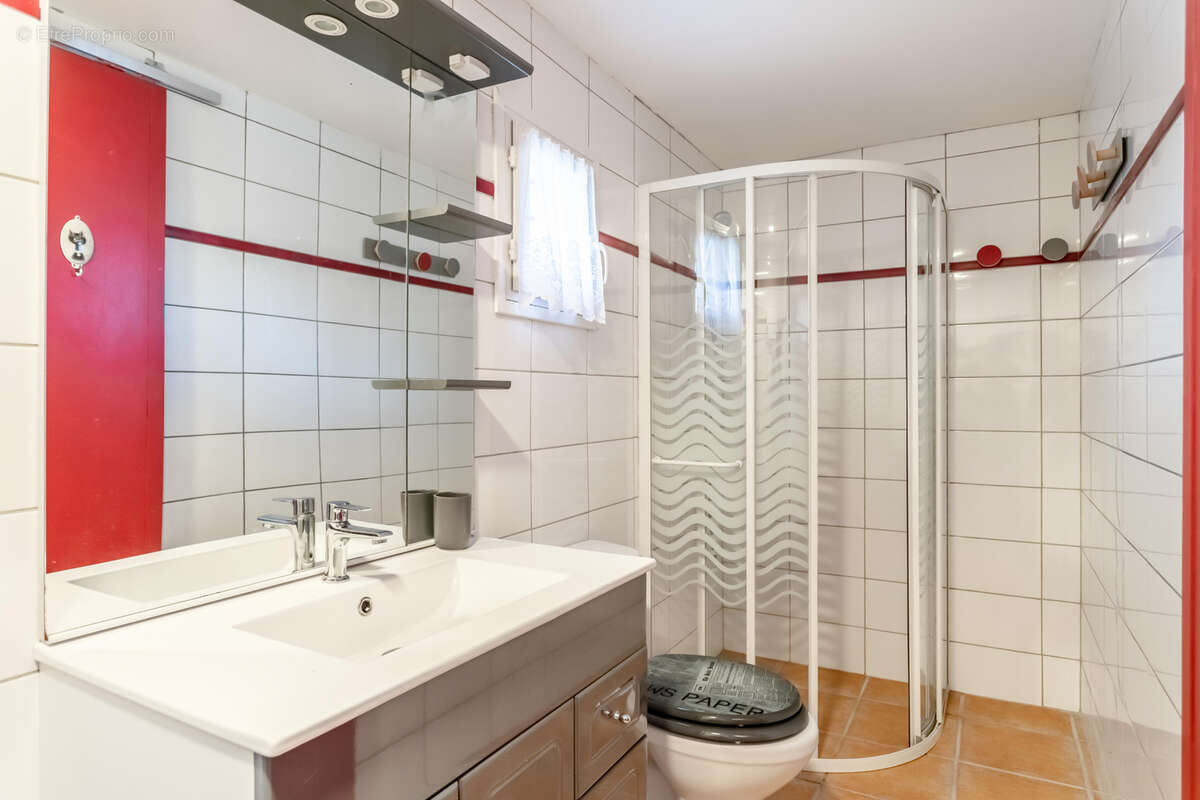 Propriété de campagne avec piscine, annexe, terrain, garage et lac - photo 22