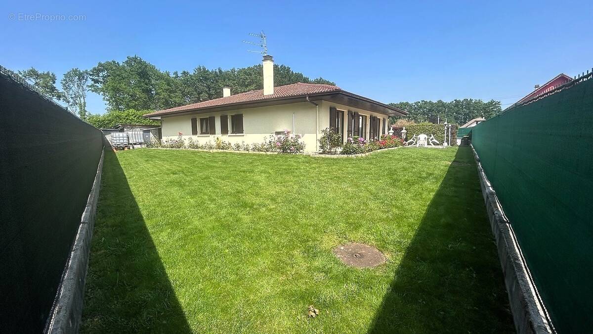 Terrain plat et clos de 1 004 m² - Maison à VETRAZ-MONTHOUX