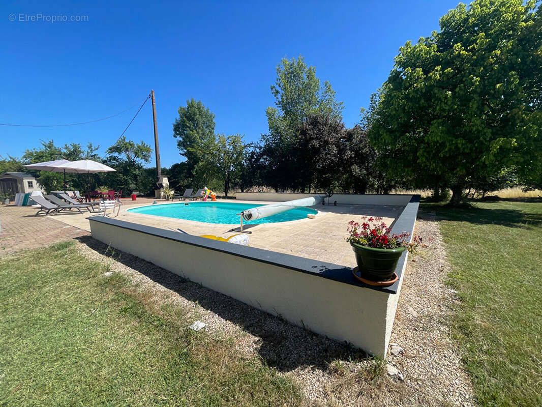 Charmante maison de plain-pied de quatre chambres avec piscine - photo 18