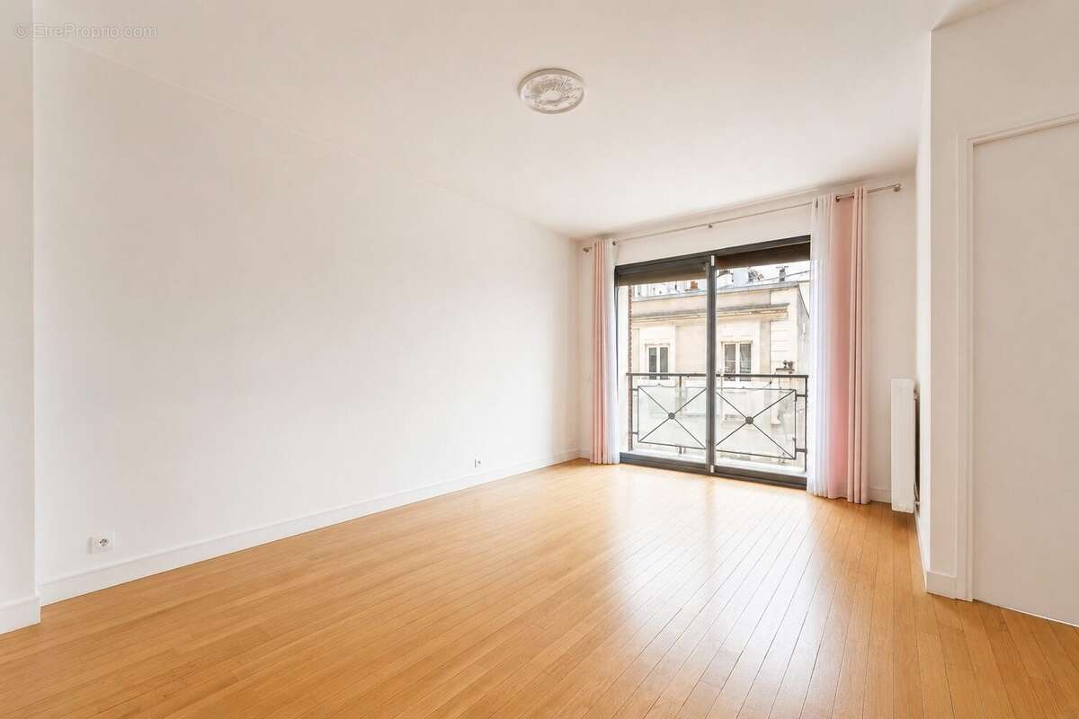 Salon/salle à manger vue balcon partie 2 - Appartement à PARIS-11E