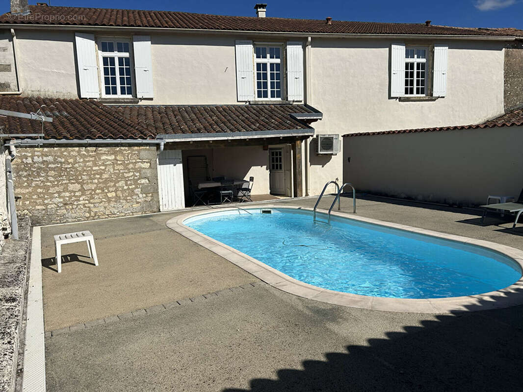 Maison de Maître du XIXe siècle au coeur de village avec piscine et dépendances - photo 2