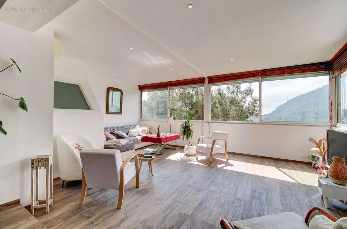 Appartement à TOURRETTE-LEVENS