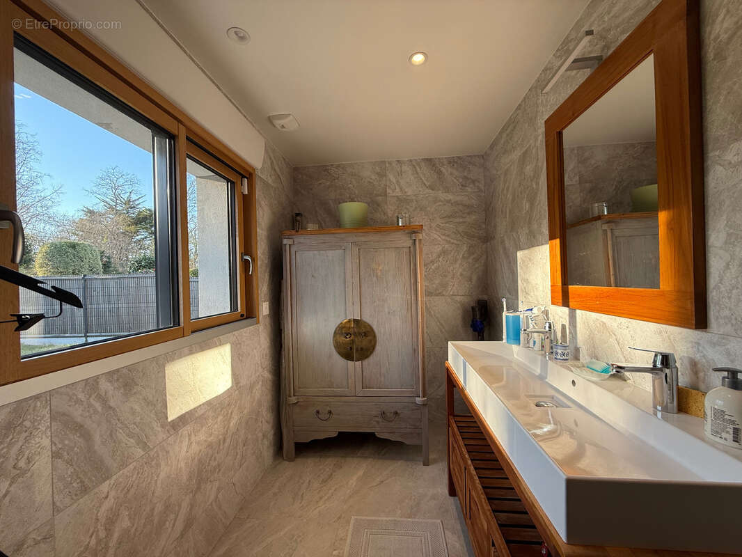 BEGMEIL (29) – Maison familiale rénovée avec prestations modernes, 5 chambres et terrasse plein sud à 700 m de la plage - photo 9