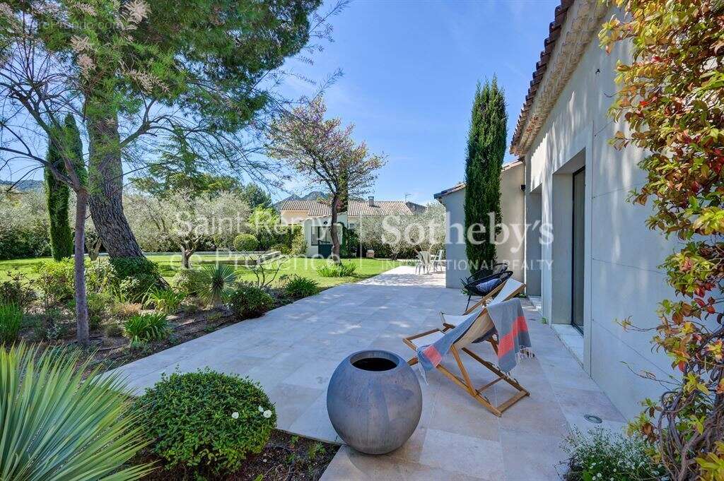 Exclusivité. Rare, Eygalières, belle maison rénovée en centre village avec jardin et piscine - photo 19