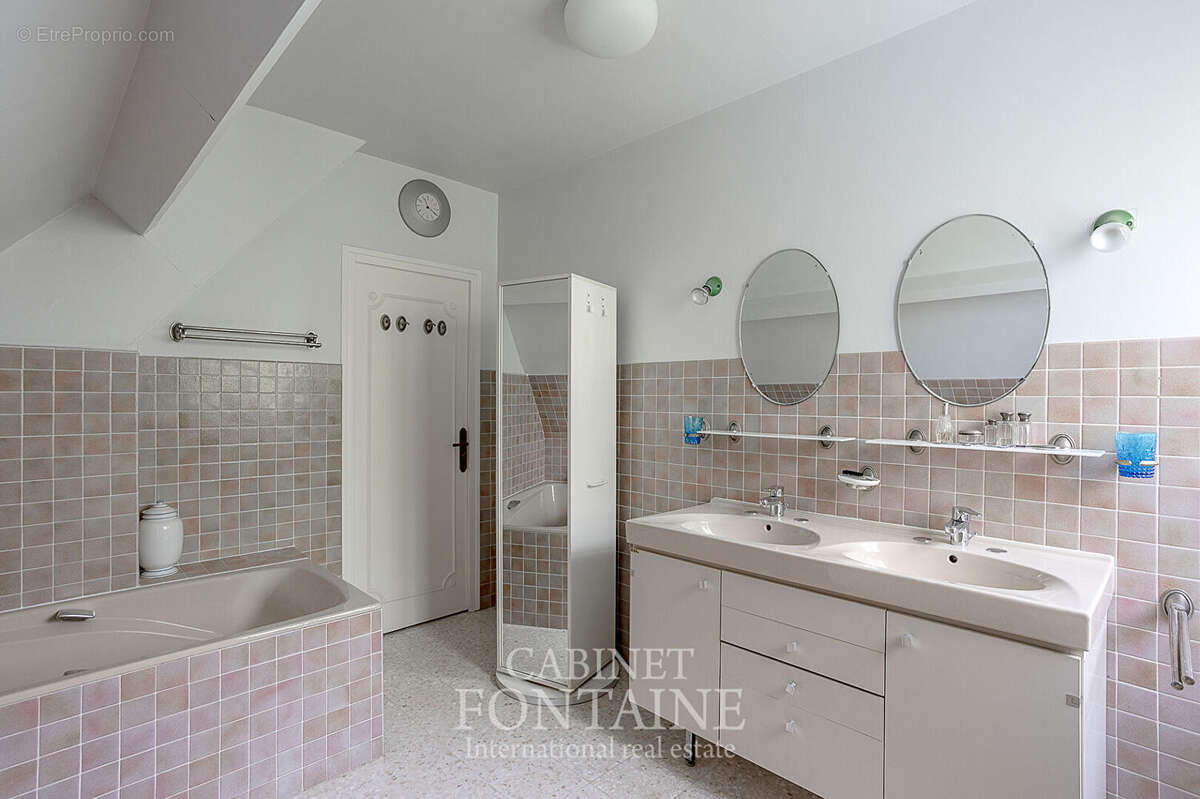 Maison à LE MONT-SAINT-ADRIEN