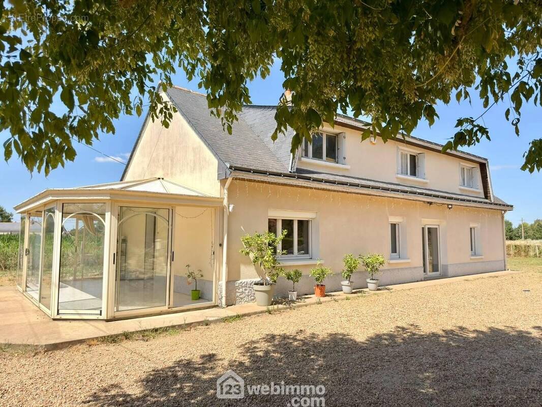 Façade avant de la maison. - Maison à LONGUE-JUMELLES