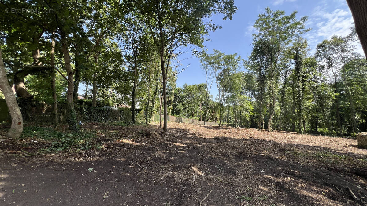 Terrain à MONTFORT-L'AMAURY