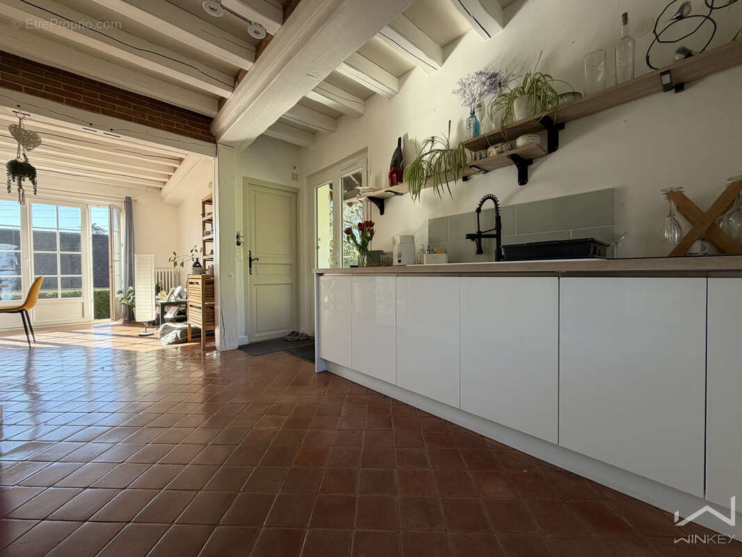 Maison familiale avec 5 chambres, sous-sol total et jardin. - photo 10