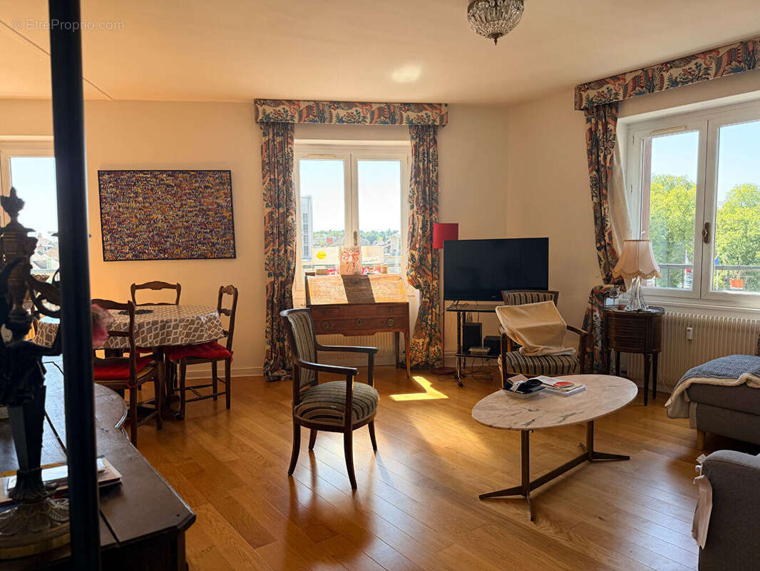 Nevers plein centre ville, vue place Carnot !!! Appartement de 3 pces avec parking et ascenseur - photo 2