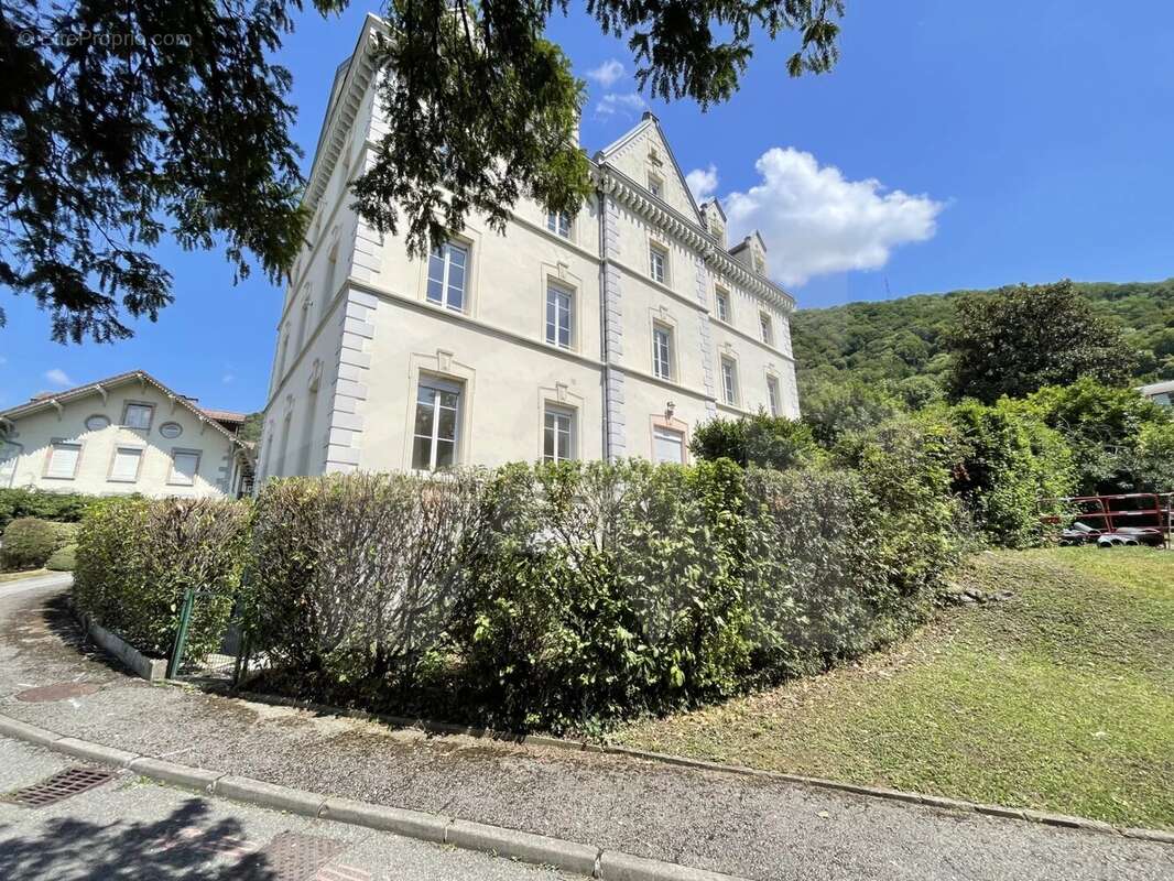 Appartement T3 de 77 m2 dans le Château de Poisat - photo 4