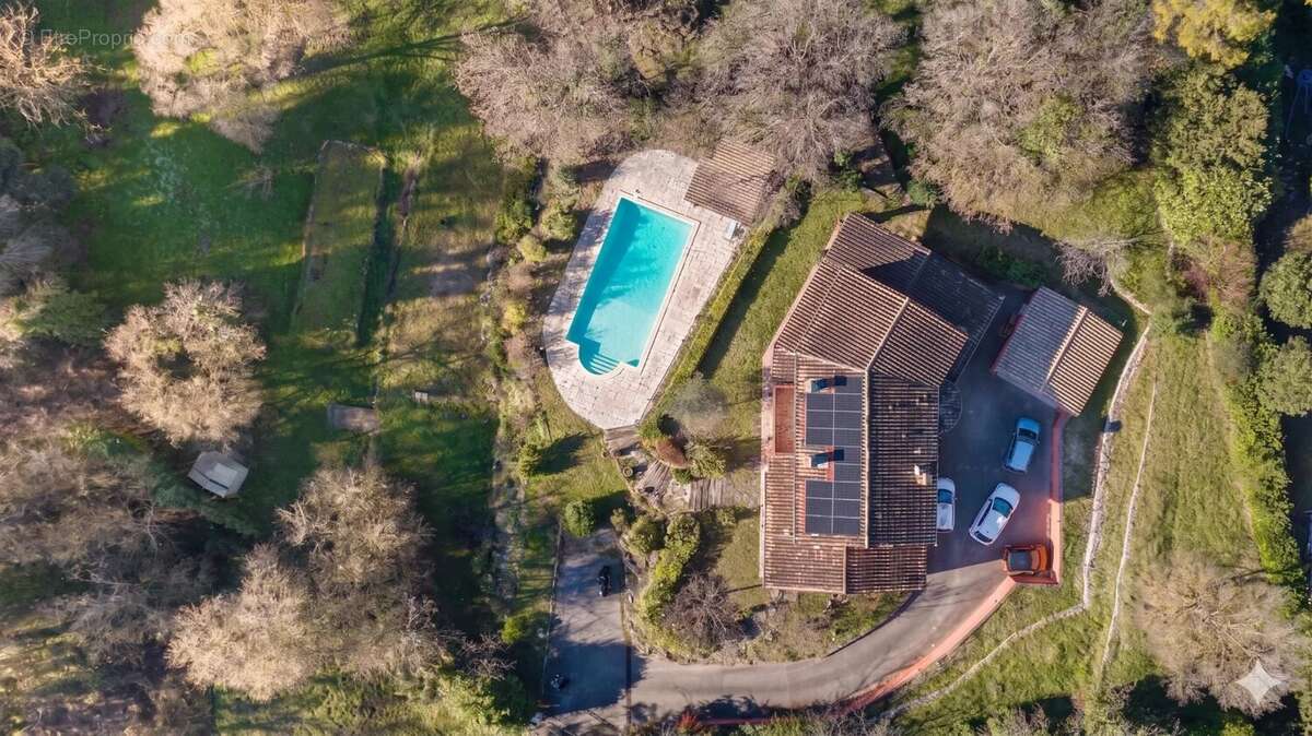Maison à CHATEAUNEUF-GRASSE