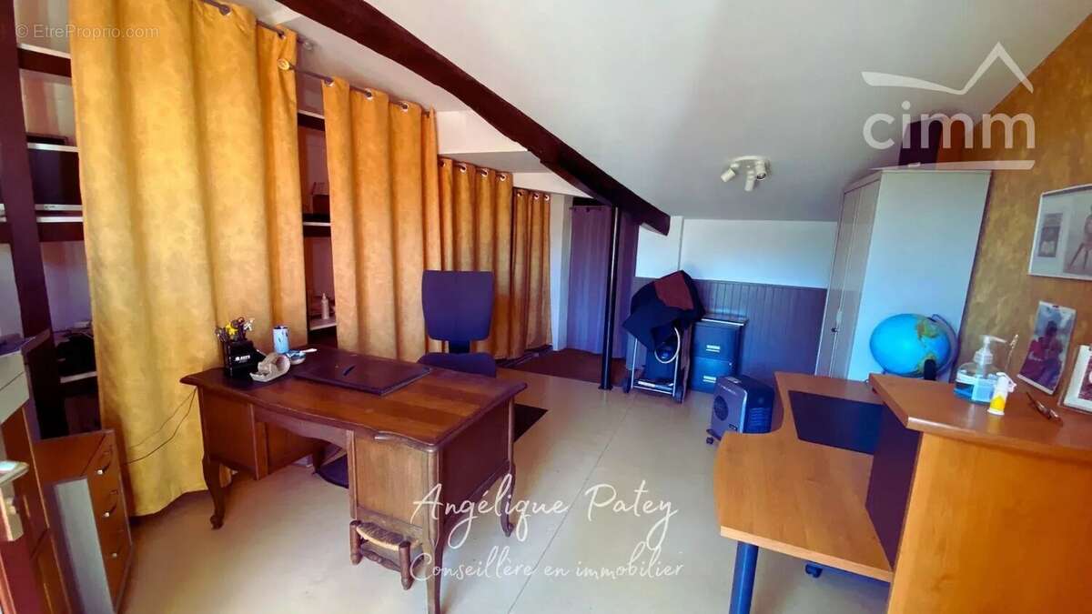 Fort potentiel ! 300 m2 Habitables avec dépendances et terrain constructible - photo 16