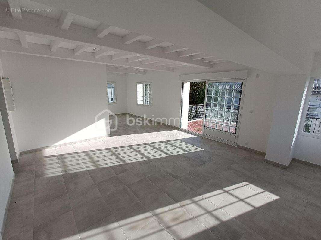 MESCHERS-SUR-GIRONDE – Maison 160 m² rénovée – 4 chambres – Jardin clos – Plages & commerces à pied – Fort potentiel locatif - photo 4