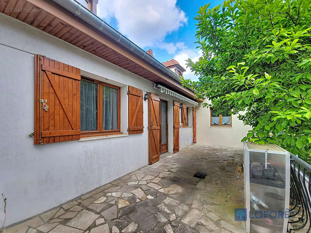 Maison à OLLAINVILLE