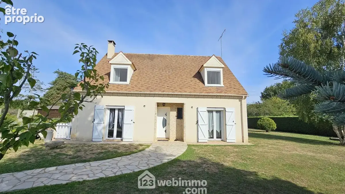 Venez découvrir cette belle maison entretenue de 125 m² sur sous-sol total.