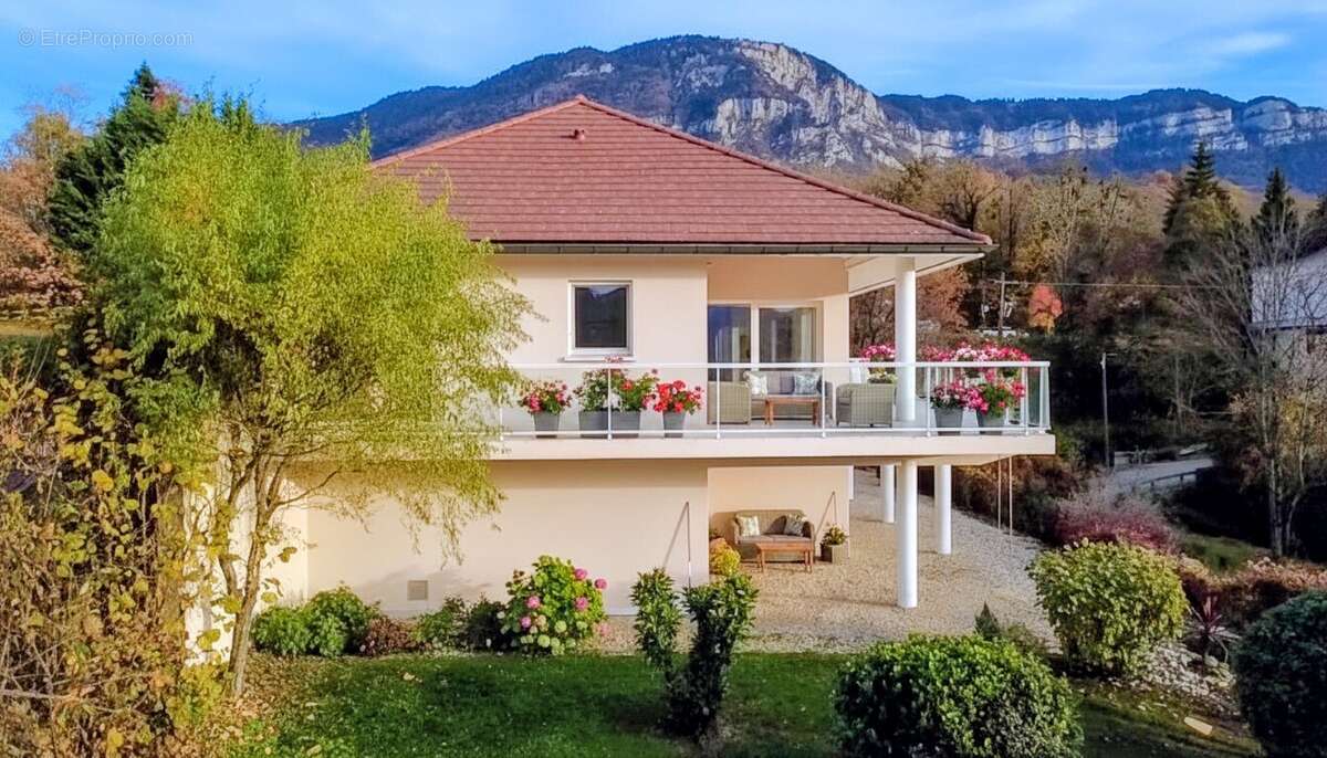 Maison à PUGNY-CHATENOD