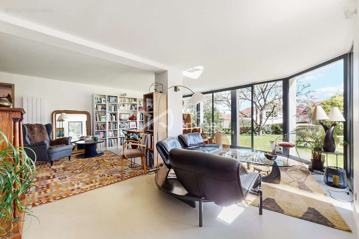 Maison à MARNES-LA-COQUETTE