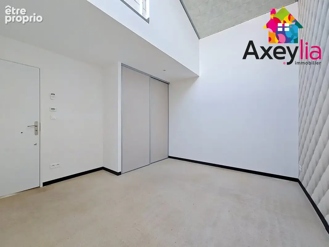 A vendre - centre roanne - maison type loft avec 3 chambres - photo 9