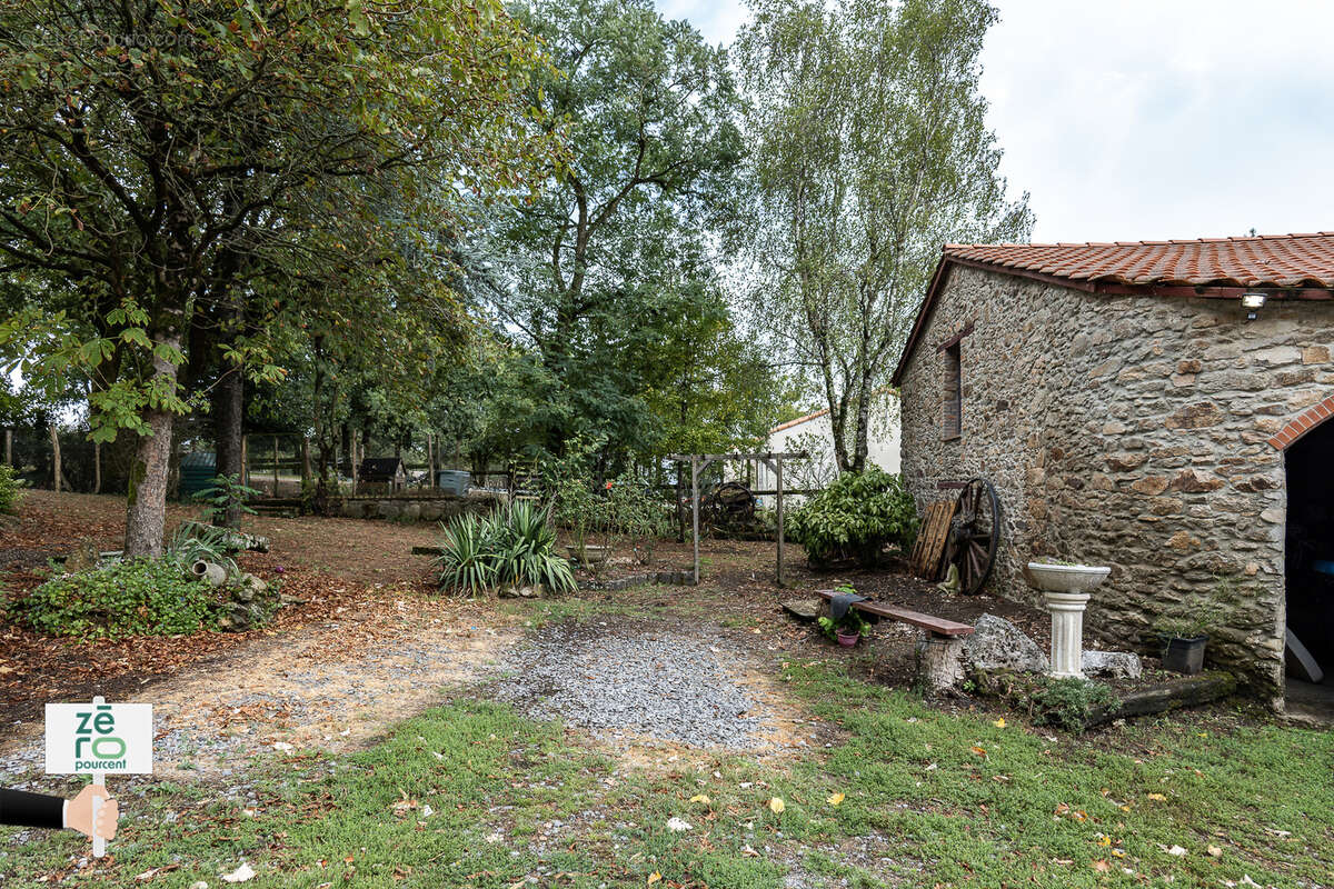Maison de charme en pierre à vendre à Saint-Étienne-du-Bois, proche Legé   174 m2 habitables - photo 25