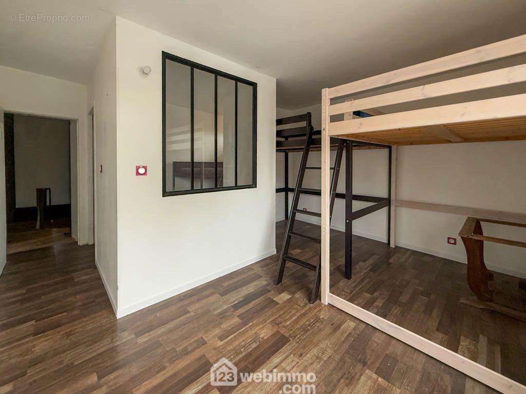 un second espace de 23 m² avec chambre, dressing ou bureau. - Maison à POUZAUGES