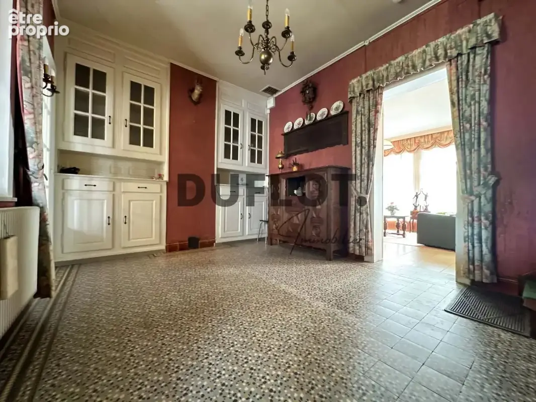 Grande mitoyenne atypique avec 2 grands garages et superbe extérieur - photo 8