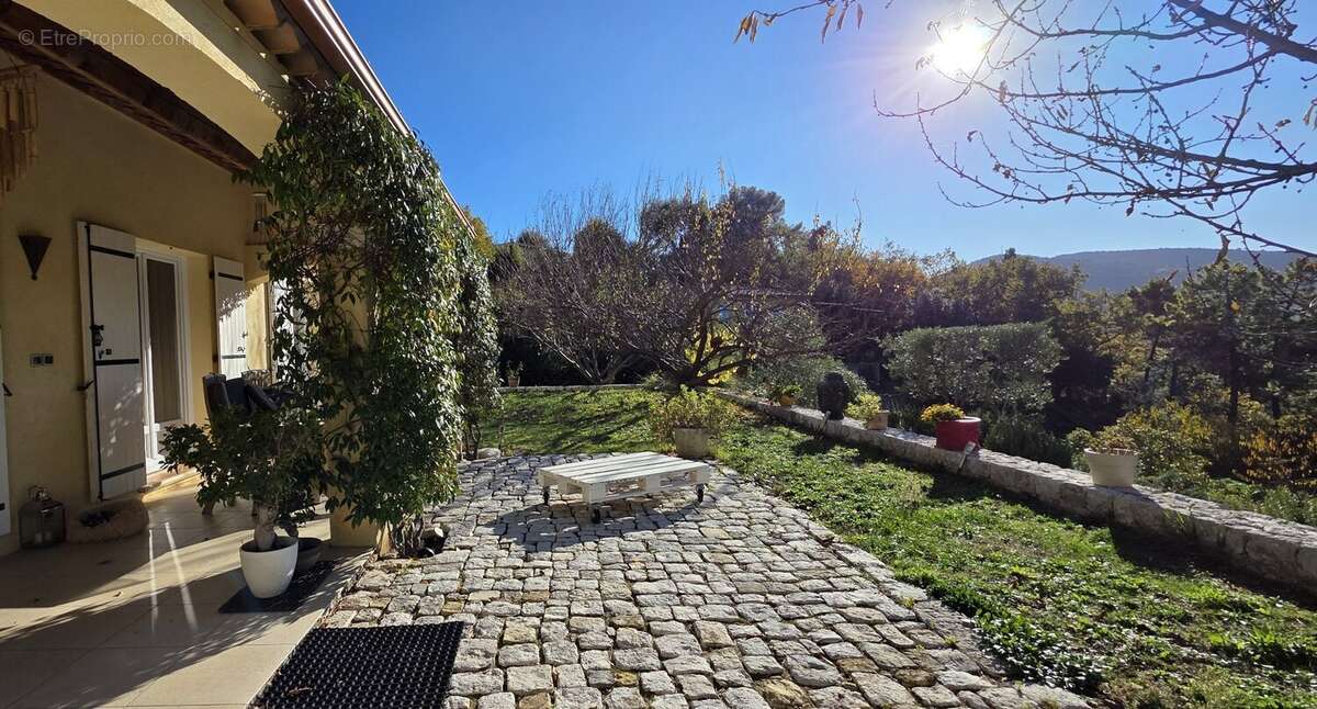 Maison à CHATEAUNEUF-VILLEVIEILLE