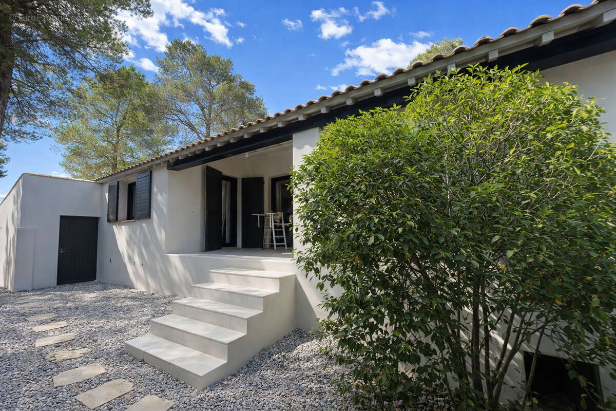 Maison à SAINT-CLEMENT-DE-RIVIERE