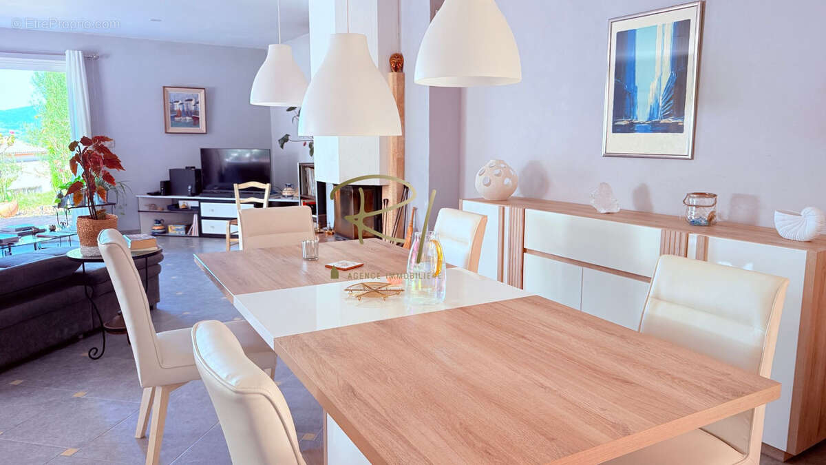 Maison à SAINT-JEAN-DE-MARUEJOLS-ET-AVEJAN