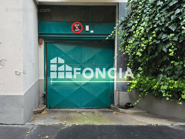 Parking à PARIS-17E